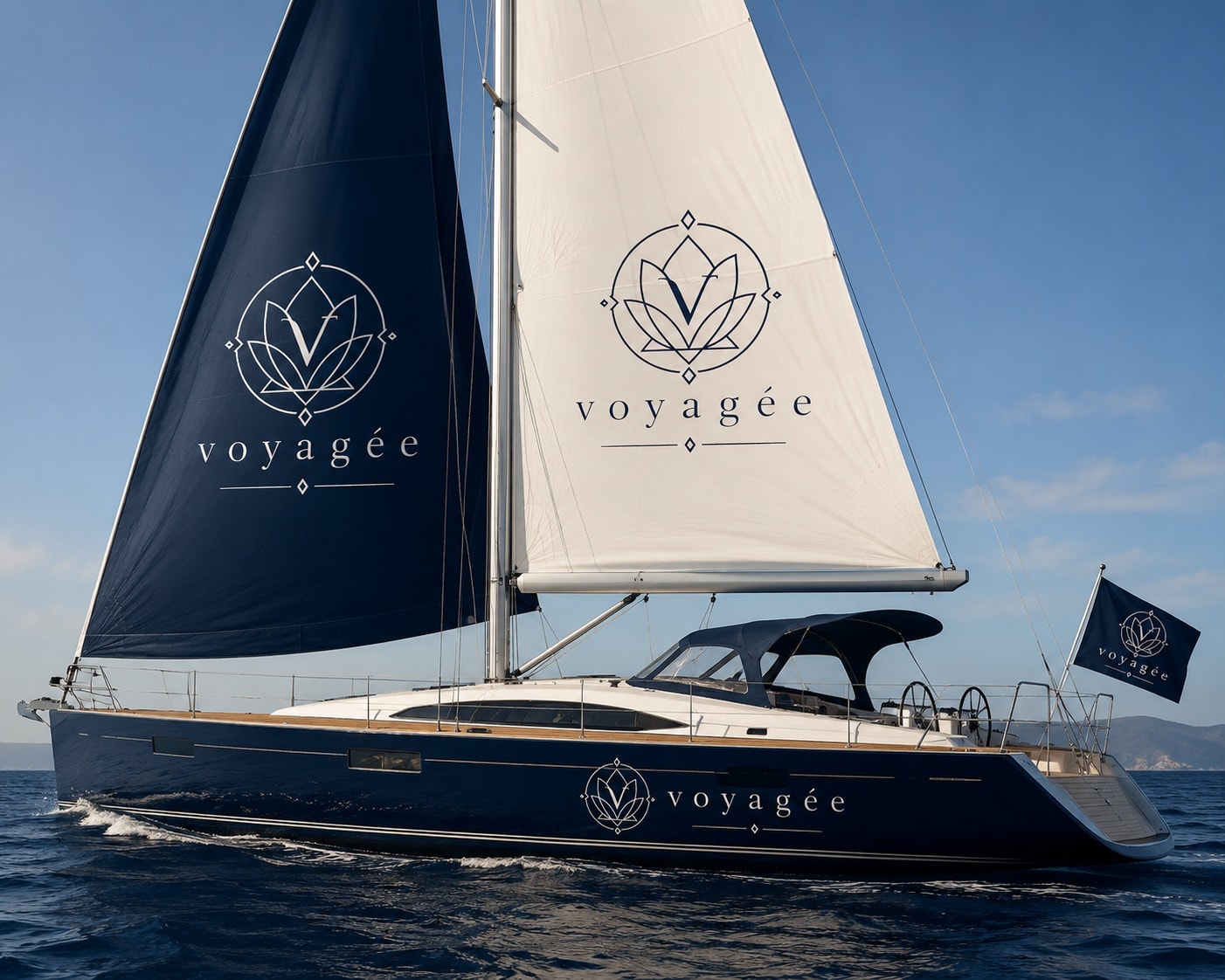 Yacht a vela Voyagée che solca il mare